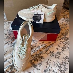 Reebok Women’s Sneakers LX2200 Size 8